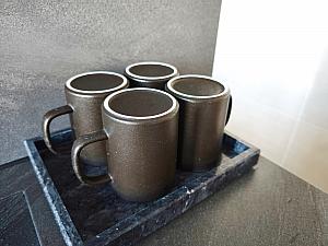 アメニティ類もシンプルですが、必要最低限揃っている印象です。シャンプーやボディーソープ、空気清浄機能付き除湿機もあります。エアコンは冷暖房OK！友達ン家みたい？