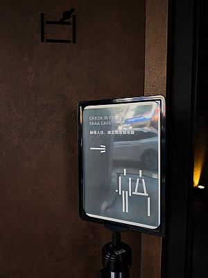 という訳でカフェ「FAAA Coffee」へ。チェックイン対応時間は10:00～19:30となっています。カフェが18:00にクローズした後は、ウィッグ店を挟んだ隣の「BAR MIU」で。お部屋に入れるのは15:00以降ですが荷物の預かりがOKです。