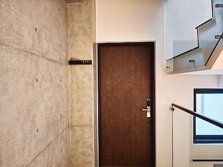 さて、カフェでチェックインを済ませたらお部屋へ。カフェ奥にある宿泊者専用エレベーター前でスリッパに履き替えてから向かいましょう。