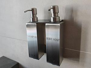 アメニティ類もシンプルですが、必要最低限揃っている印象です。シャンプーやボディーソープ、空気清浄機能付き除湿機もあります。エアコンは冷暖房OK！友達ン家みたい？