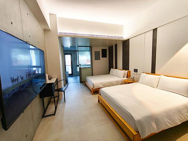 室内もシンプルでスタイリッシュ♪今回はダブルベッド×2台の4人部屋(豪華四人房)にステイです。追加料金でエキストラベッドもOKですよ！ほかにダブルベッド1台の2人部屋やキッチン付きの4人部屋もあり。