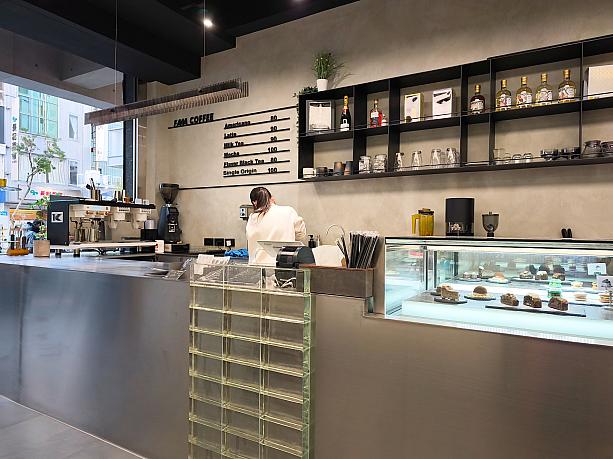 フロントを兼ねたカフェ「FAAA Coffee」でアフタヌーンティーもいいかも！残念ながら軽食はありませんが、コーヒー派なら朝食に利用も可。ゲストには「BAR MIU」で1杯楽しめる無料サービスもありました。うれしすぎっ！