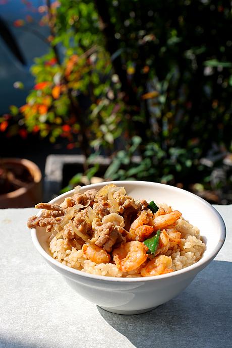 欲張り派にはエビと肉の盛り合わせめし(綜合飯)90元もあり。ちなみに、綜合丼という名のエビと肉の盛り合わせ丼(英語はOyakodon-Japanese rice bowl dish)80元もあって、その違いが気になる～～！