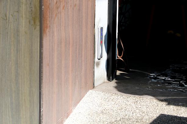 「いつも混雑してるんだろうな～」と感じたのが、イートイン店のドアに付けられた自動ドアボタン。足下に付いているんです。厨房から運んでくる店員さんが便利な仕様になっている模様です。「ドアが開かない！！」って焦ったら、足下をチェックしてくださーい。