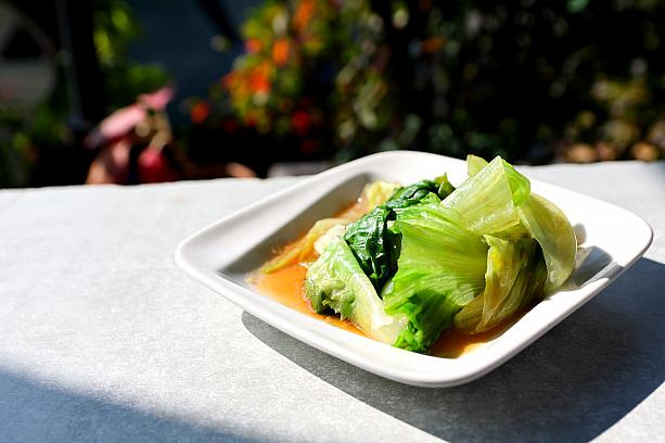 おかず(小菜)には茹で野菜(燙青菜)小40元をチョイス。お好み野菜を選べる店も少なくないですが、こちらではチョイスはなし。本日は大陸妹というレタスみたいな野菜でした。シャキシャキしていて美味♪