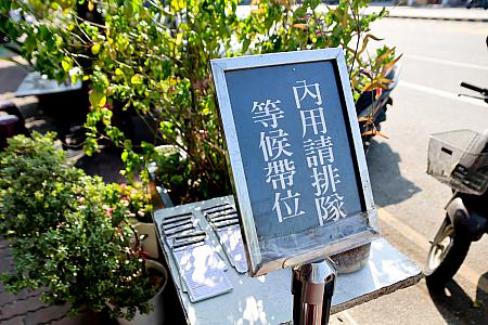 緑のひさしの上に店名がある店舗が厨房＋会計の司令塔。細長～い路地を挟んでイートインスペースがありますが、店頭の立て看板前に並ぶと店員さんが案内してくれますよ！