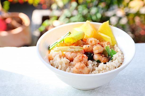 やっぱりこれ！定番のえび飯(蝦仁飯)小70元。ごはんにもエビの風味が染み込んで食欲をそそります。思ったよりねっとりとした感じ。プリプリのエビがいっぱいです！つけ合わせのたくあんも箸休めによき～♪