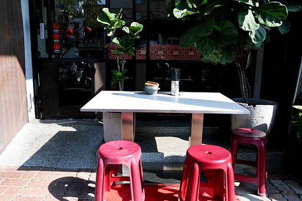 暑すぎず心地よいお天気だったので、ナビたちは外席をチョイス。道端に置かれたテーブル席ですが、台湾っぽい空気を感じられるから大好き♡真夏は冷房の効いた店内席一択か⁉