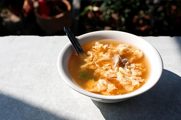 アヒルの溶き卵スープ(鴨蛋湯)40元。こちらはニワトリならぬアヒルの卵。台湾でよく食べられるアヒルの卵ですが、スープに使われているのは珍しいかも?!なぜこちらではアヒルの卵を使用しているのか？それは下ごしらえの際に出るエビの殻を養鴨場へ運んでいるから。エビの殻を食べた鴨たちの生む卵は栄養たっぷりというわけで、お店もその鴨の卵を使用しているのです。