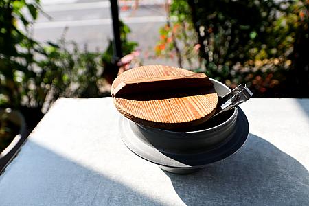 お好みで追いたくあんもできますよ。テーブルに置かれたたくあん壷からご自由にどうぞ。