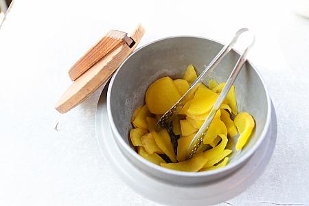 お好みで追いたくあんもできますよ。テーブルに置かれたたくあん壷からご自由にどうぞ。