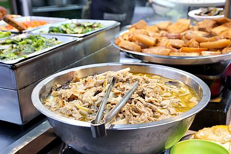 店頭にはおかずがずらりと並びます。