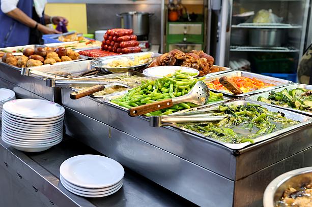 好きなものを自分で皿に取り、スタッフがテーブルまで運んでくれます。