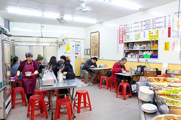 営業はなんと24時間。朝ごはんにも夜食にもおすすめです。休日の日中は混み合いますが、平日は朝食や夜食の時間帯が特ににぎわいます。小腹が空いたナビは夜食を食べにやってきました。それにしても夜でも超明るい店内で夜だということを忘れてしまいそう～！