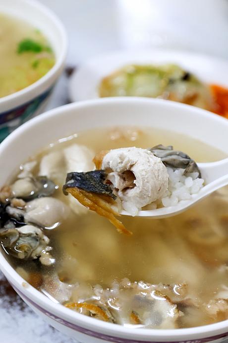 具だくさんの「綜合鹹粥」は、サワラ・カキ・サバヒー入りで90元。