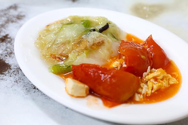 ナビが選んだのは、トマトと卵の炒め物と白菜の煮込み。しっかりした味付けが、あっさりしたお粥によく合います。
