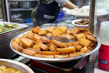 店頭にはおかずがずらりと並びます。