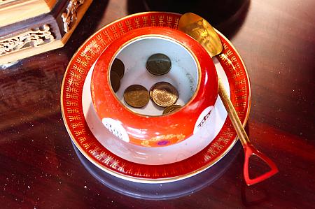 虎爺もまつられていて、「換錢」もできます。「換錢」とは廟によってやり方は異なりますが、基本的には虎爺などお金に関する神様の前に置かれているお金と自分のお金を交換すること。神様から受け取ったお金は「錢母(種銭)」として大切にお財布などに入れて持ち歩きます。必ず受け取るお金よりも多くお渡しすることです。ただ、やり方は廟ごとに少しずつ異なるので、案内板を読んでみてください！