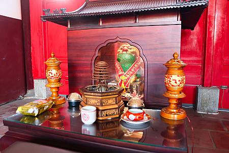 虎爺もまつられていて、「換錢」もできます。「換錢」とは廟によってやり方は異なりますが、基本的には虎爺などお金に関する神様の前に置かれているお金と自分のお金を交換すること。神様から受け取ったお金は「錢母(種銭)」として大切にお財布などに入れて持ち歩きます。必ず受け取るお金よりも多くお渡しすることです。ただ、やり方は廟ごとに少しずつ異なるので、案内板を読んでみてください！