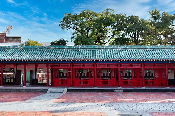 門を抜け園内へ。朱塗りの壁が印象的な建物が絵になる空間が広がります。ナビが訪れた時は、コスプレ撮影している台湾っ子がいましたよ。