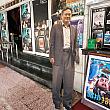 アン・リー(李安)監督の立て看板もあります。(いい感じになじんでいて、毎回誰かが立っているように見えるのは、目が悪いナビだけ？)幼き頃のリー監督は、ここで映画に夢中になったというのは有名な話。