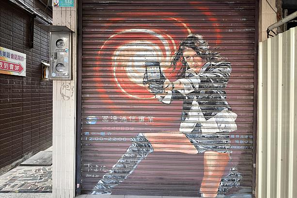 西門路で見かけたのがこのシャッター。工藤静香さんみたいなこの美女は誰？？？