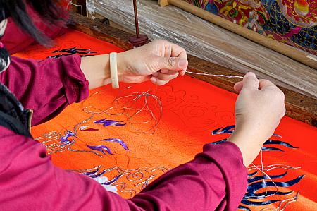 その様子に思わず足を止めて見入ってしまったナビたち。お店の人が温かく迎えてくれたので、ちょこっと見学してみることに。細かくって、布の大きさを考えたら気が遠くなるような作業……貴重な体験ができました。謝謝～！