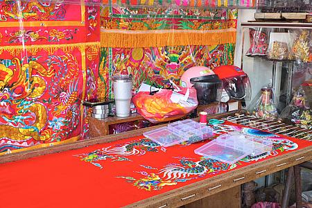 その様子に思わず足を止めて見入ってしまったナビたち。お店の人が温かく迎えてくれたので、ちょこっと見学してみることに。細かくって、布の大きさを考えたら気が遠くなるような作業……貴重な体験ができました。謝謝～！