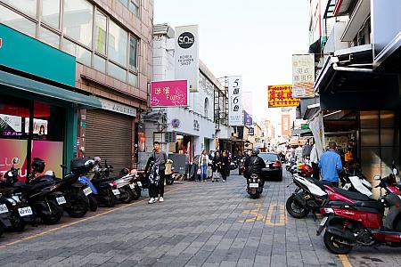 國華街×友愛街で気になったニラおやき(韮菜盒子)の屋台。オジチャンがせっせと準備中……次回はぜひトライしたい！