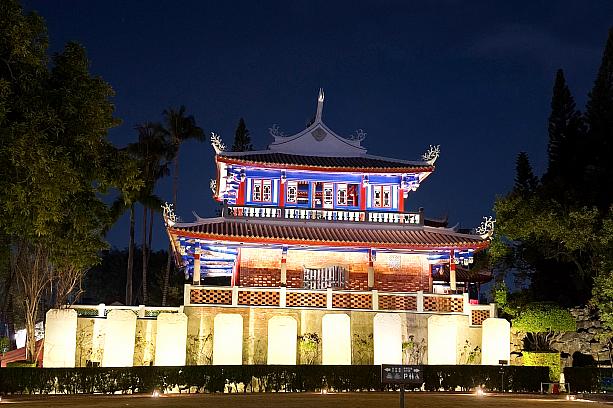 ということで、夜に改めて来てみました。ライトアップが美しい～！