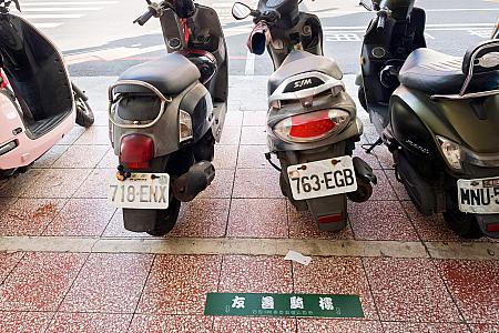 足下を見ていたら「友善騎樓」の文字を発見。バイク天国台湾では建物下のアーケード(騎樓)が駐車スペースとなっていることも多いのですが、ここでは「1.5mは歩道として空けてね」ってことみたい。歩くことが多い台南観光、そうしてもらえると大変助かりまーす！