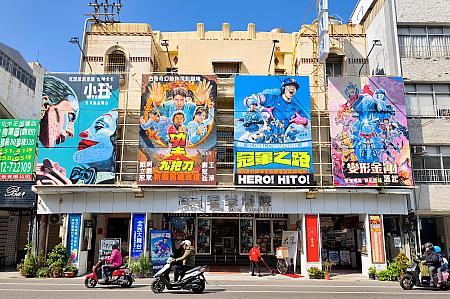 その角を曲がったところにあるのが「全美戲院」です。手描きの看板も、チケット窓口も、館内の売店もレトロ～！絵になります。