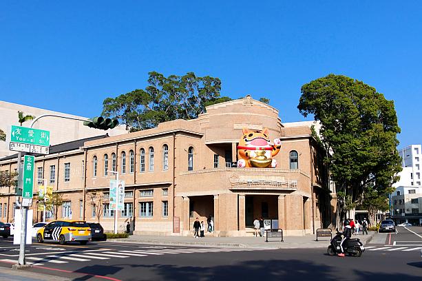 スタートはレトロな佇まいの「台南市美術館1館」から。ここは日本統治時代の台南警察署だった場所です。「台南市美術館2館」は将来的に「臺南國家美術館」へ昇格予定で、それに伴いこちらの名称は「台南市美術館」となりました。