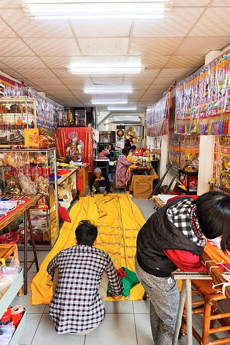この辺りを歩いていて気になったのが「繡莊」と呼ばれるお店。主に廟や祭事で使われる煌びやかな布を1針1針手作業で刺しています。