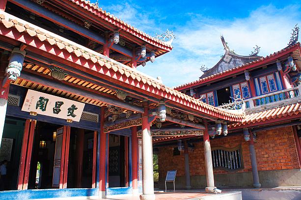 そしてフィニッシュの「赤崁樓」へ。現在、園内の多くの場所は修繕中で見学できるのは一部のみ。でも入場料のディスカウントはありません……工事が終わるまでは外からの見学だけでもいいかも……と思った次第。(写真は改修前のものです)