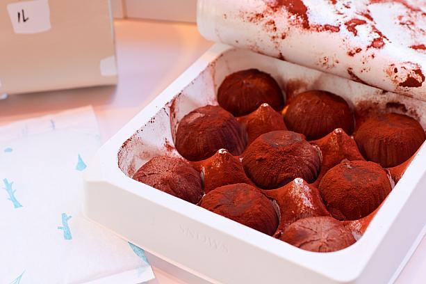 そしてナビのいちおしが「スノーボール」。台湾のポップアップストアでも話題沸騰中で、リピート率ナンバー1！放牧牛乳から作られる濃厚な生クリームを贅沢に使用し、外側を生チョコレートパウダーで包みこんでいて、ひと口食べれば、ふわりとした口どけとともにカカオの深い香りが層を成し、まるで雪のようにすっと溶けていく。甘さとほろ苦さが絶妙に重なり合い、後を引くなめらかさは「もう一粒」と手を伸ばさずにはいられません。