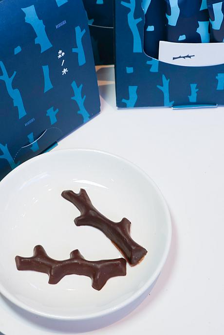 もうひとつのお気に入りが「森ノ木」。ビジュアル優勝のクリスピーチョコレートです。クレープ生地を砕いたフィアンティーヌと刻みアーモンド、パイをミルクチョコレートとスイートチョコレートとブレンドしたチョコレートで包み込んでいて、豊かな食感が楽しくて、これを食べると幸せになるんですよね～！