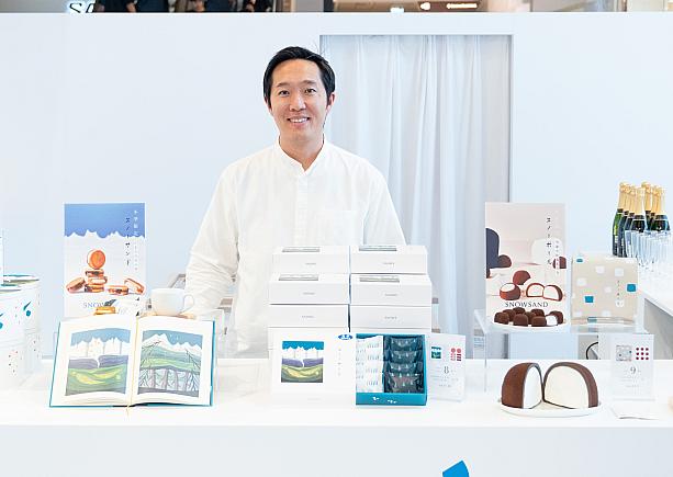 そもそも「SNOWS(スノー)って何ですか？」という方のために簡単にご紹介しましょう！創業者は札幌の洋菓子店「きのとや」の長男として生まれ、北海道コンフェクトグループの代表取締役も務めた長沼慎太郎氏。「BAKE」も手掛けたので知っている方も多いかもしれません。そんな彼が冬の北海道のおいしさを伝えたいと作ったのが「SNOWS(スノー)」です。<br>画像提供：富信新零售