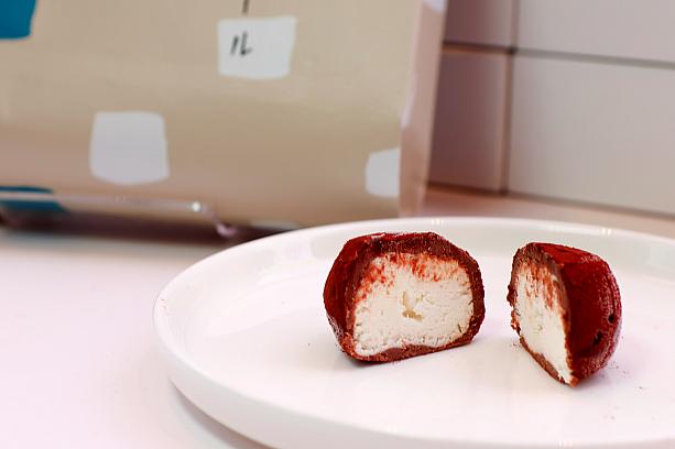 冷蔵庫で1～2時間解凍して、48時間に食べるがおすすめの食べ方ですが、解凍時間なしでそのまま食べてみると、中のクリームがアイスクリームのようで、超贅沢なアイスクリームのよう！