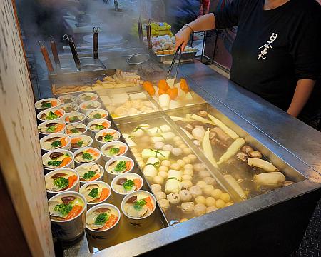 色んな屋台からおいしそうなにおいがしてきて、もうどれを食べていいのかわからない状態。何食べようかなぁ……。