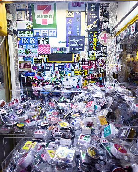 クレーンゲームのお店がかなり増えていたのにもびっくり！台湾ではこの街中の看板をミニチュアランプにしたものが流行っています！