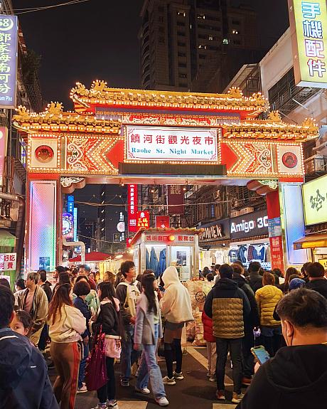 さて問題です。ナビはどこにいるでしょう？簡単すぎるって？そう、「饒河街觀光夜市」です。赤いゲートが目印の人気夜市です。