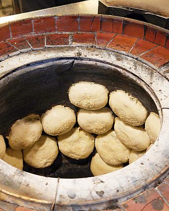 MRT「松山」駅側の赤いゲートから入ると、すぐ出てくるのが行列必至の「福州世祖胡椒餅」。窯にペタペタ胡椒餅を貼っている様子など、作っているところを間近で見られるのも楽しいです！