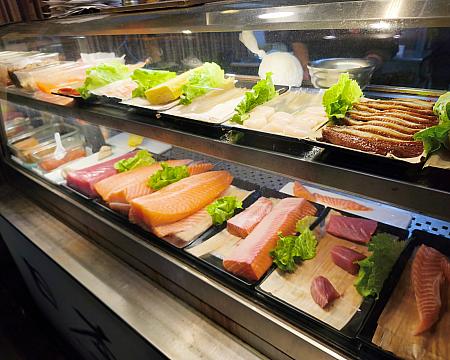 色んな屋台からおいしそうなにおいがしてきて、もうどれを食べていいのかわからない状態。何食べようかなぁ……。