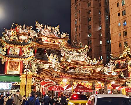赤いゲートに戻ってきて、この日の夜市歩きは終了～！「饒河街觀光夜市」って何でもある上に歩きやすいから、台湾初心者やリピーター、地元台湾人も楽しめるイメージがあります。どこに行こうかな？と迷ったら、「饒河街觀光夜市」に行ってみて！