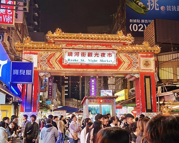 と考えていたら、西側のゲートまで来ちゃいました。赤いゲートを撮影した方は、この西側ゲートで撮影してみて！こっちで撮影している人って案外少なくて写真が撮りやすいんですよ！