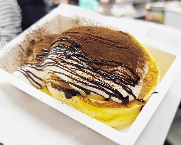 ここは注文を受けてからじっくり焼き上げるので、待ち時間がかなりかかります。新店舗では騎樓に置かれた椅子に座って休めるので、全然苦ではありません！というわけで、出来上がったスフレちゃん。ふわふわでペロリと食べられちゃいます。ナビはチョコレート味にしましたが、地元台湾人にはOREO味が人気なよう！次はOREO味を試してみようかな！