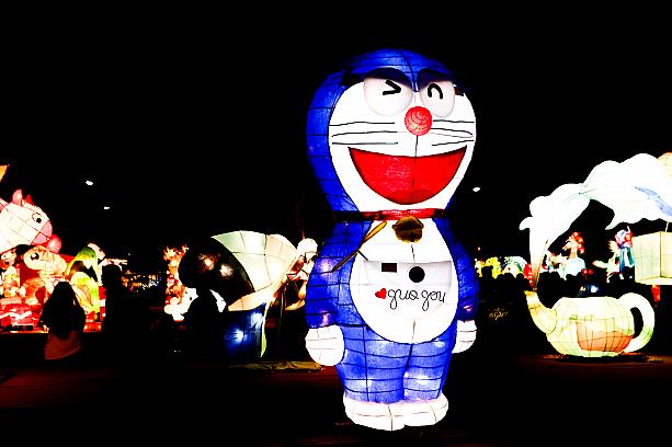 もう、無計画で来ると踏んだり蹴ったりだな！と自分の計画性のなさにあきれるばかりでしたが、疲れた心を癒してくれたのは、一般市民が作る花燈(ランタン)の数々でした！