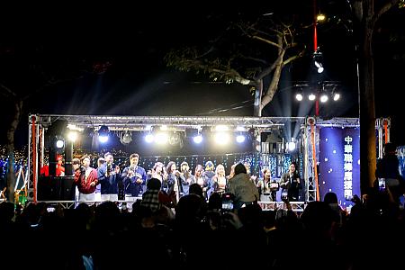 ただ、ここからがナビの悲劇の始まりでした……。この日は「Team TAIWAN」と名付けられたパレードが行われていて、ほかのエリアへ移動するのには、かなり遠回りをしなくてはならなかったんです。さらに通れるのは、かなり狭くて……。パレードも見れず、人の頭を見ているだけの時間がほとんど……涙