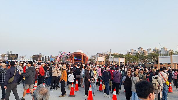 最後が見えないほどだったので近くのスタッフに聞くと「列に並んでも今日見ることができるか正直わからないよ。ほかの日においで！」って。オーノー―！ナビにはこの日しかないの～。というわけで、後ろ髪をひかれながらその場を後にするナビ。